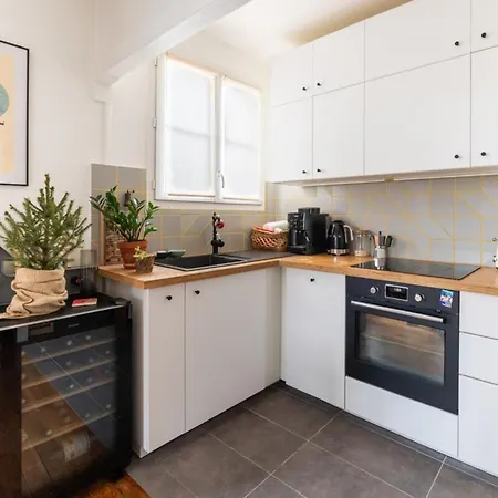 Апартаменты Vibrant Parisian-style 1bd Apartmentla